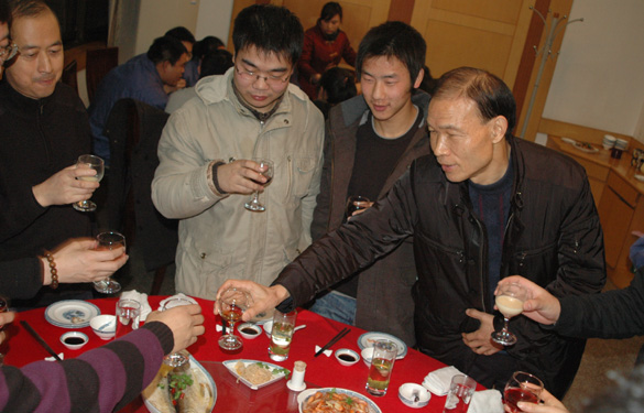迎新春凯时集团盛宴款待大学生